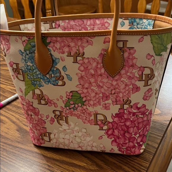 Dooney and Bourke *RARE* Hydrangea print tote. New with out tags - Picture 4 of 12
